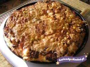 Szybka pizza z serem i mięsem na gorącym cieście.