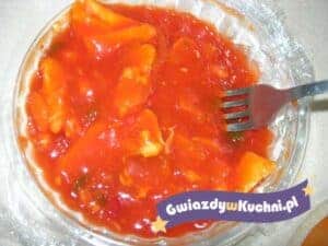Salsa pomidorowa do śledzi, przygotowana w misce z widocznym widelcem.