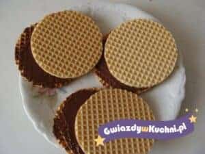 Wafle z nutellą na talerzu, idealne na deser.