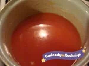 Czysta zupa pomidorowa w garnku, gotowa do podania.