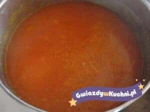 Czysta zupa pomidorowa w garnku, gotowa do podania.