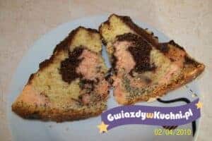 Babka tulipan z marmoladą i czekoladą na talerzu.
