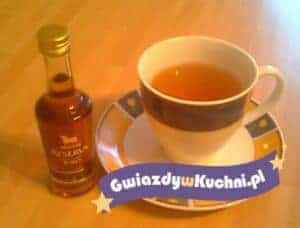 Herbata rozgrzewająca w filiżance na talerzyku z etykietą Gwiazdy w kuchni.
