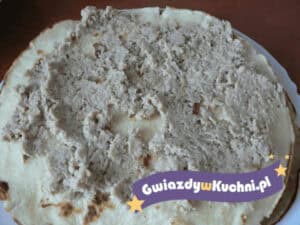Krokiety z gotowanego kurczaka na talerzu, gotowe do podania.