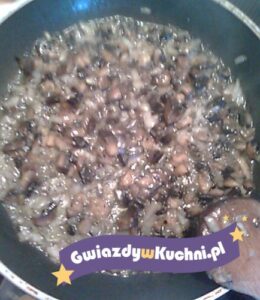 Smażone pieczarki z czosnkiem na patelni, idealne do dań kuchni polskiej.