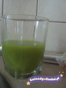 Zielony sok banan i kiwi w szklance na kuchennym blacie.