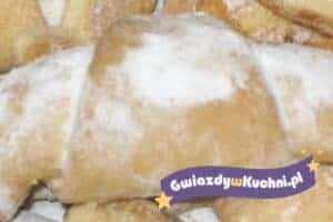 Francuskie rogaliki na blacie kuchennym, posypane cukrem pudrem.