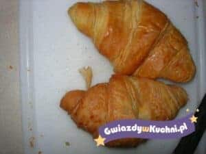 Francuskie rogaliki na blacie do pieczenia, idealne na śniadanie.