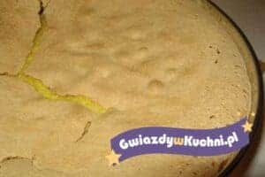 Puszysty biszkopt z widocznymi pęknięciami na powierzchni.