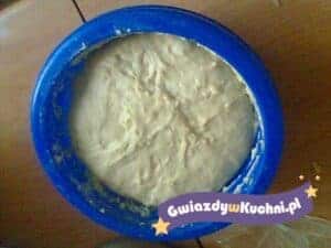 Ciasto w misce do pieczenia, gotowe do wypieku.