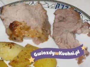 Pieczone mięso z ziemniakami na talerzu, domowa potrawa mięsna.