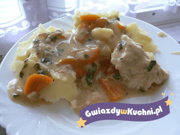 Miękka łopatka w sosie z warzywami i ziemniakami, domowa kuchnia.
