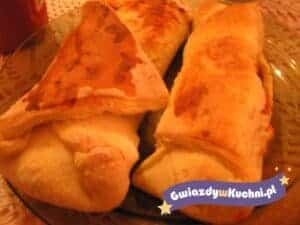 Pyszne zawijane naleśniki z mięsem i serem na talerzu.
