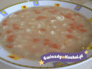Zupa paprykowo-pomidorowa w misce, kremowa i pełna warzyw.