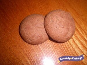 Czekoladowe muffinki na drewnianym blacie, idealne do deseru.