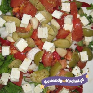 Sałatka na grilla z serem feta, pomidorami i ogórkiem.
