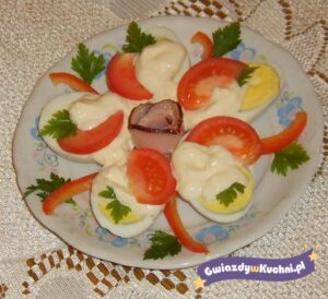Jajka z majonezem i pomidorami