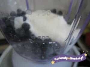 Blendowane borówki i jogurt w blenderze do smoothie.