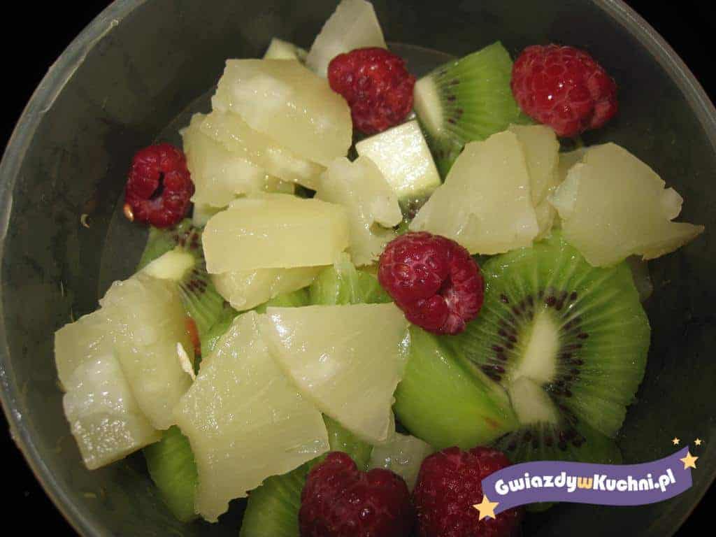 Maliny z ananasem i kiwi