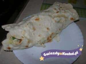 Szybka tortilla z warzywami na białym talerzu.