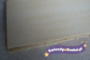 Cienkie warstwy ciasta na wafle przekładane, gotowe do pieczenia.