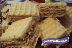 Wafle przekładane z kremem i dodatkami, idealne na deser.