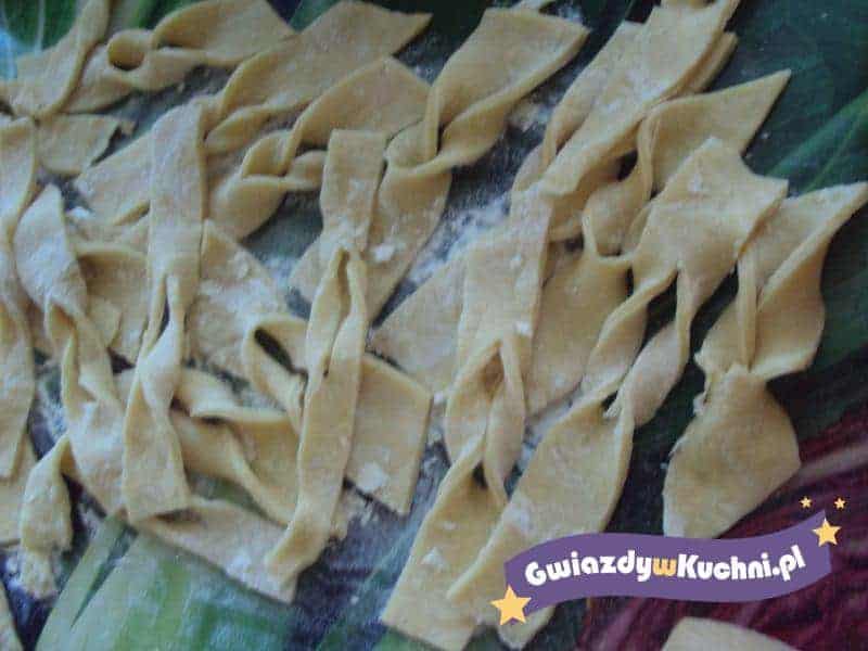 Ręcznie robione faworki na ciasto Kryśki, gotowe do smażenia.