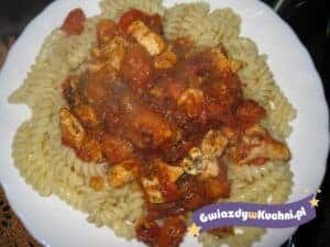 Spaghetti z sosem pomidorowym i kurczakiem, gwiazdy w kuchni.
