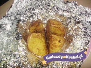 Pieczone ziemniaki w folii aluminiowej, gotowe do podania.